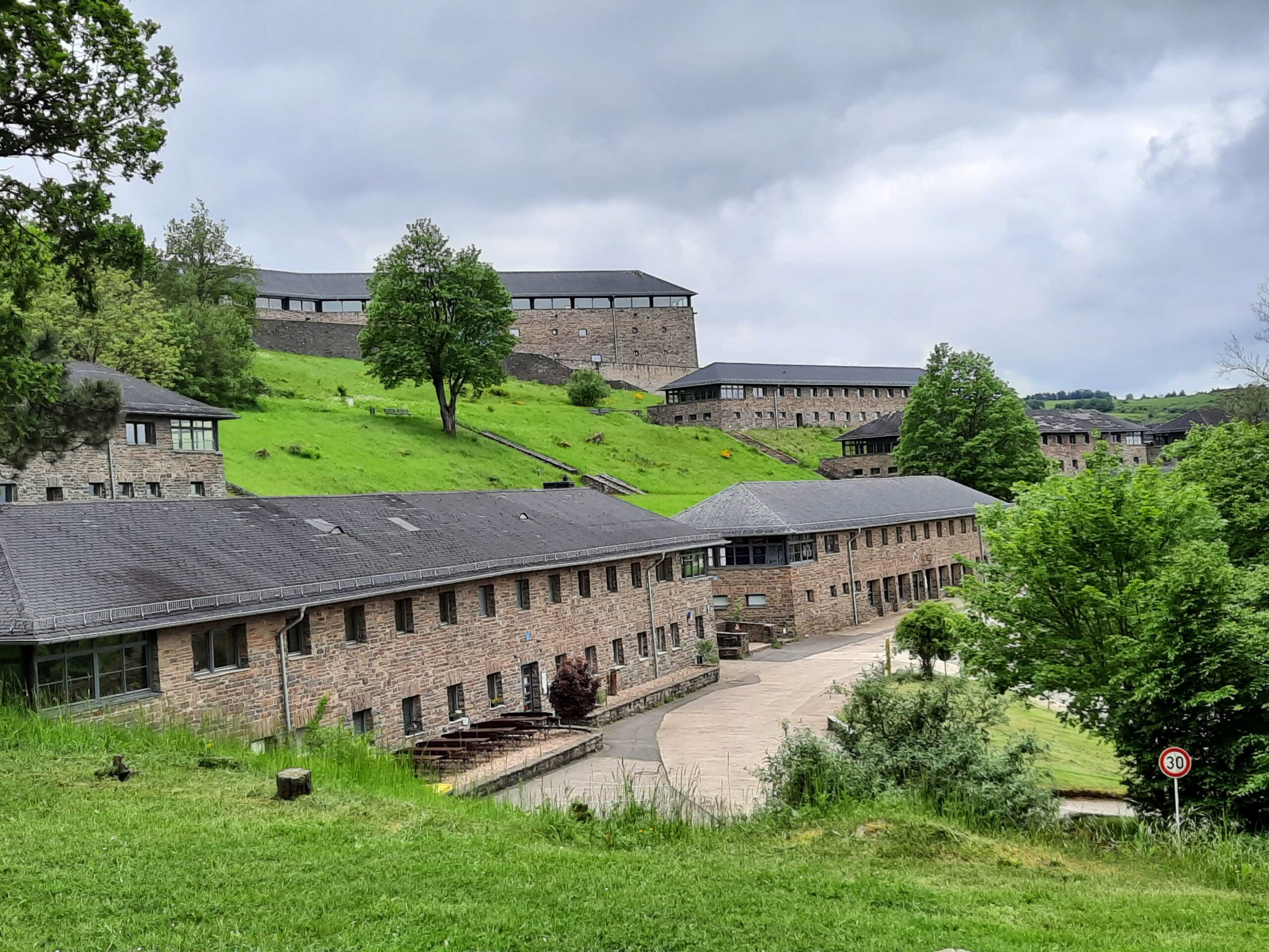 You are currently viewing Exkursion zur Burg Vogelsang – Konfrontation mit der Geschichte NS Staates